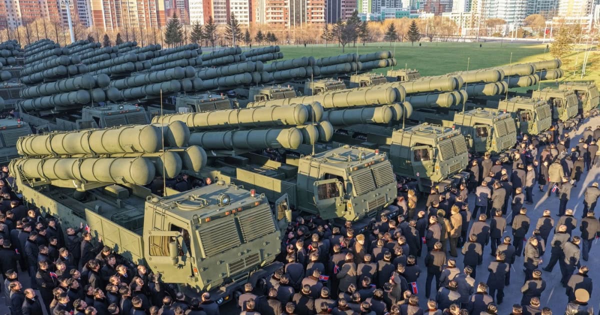 „Nimeni nu poate spera să fie protejat de Dumnezeu”. Coreea de Nord a prezentat un lansator multiplu de focoase nucleare