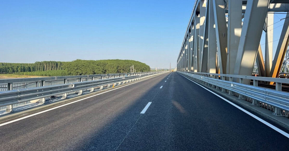 „Ideea nu e să plătim podul, ci să primim amenzi”. Transportatorii plătesc în avans taxa de pod de la Fetești, CNAIR îi amendează