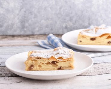 Rețeta simplă de ștrudel cu brânză și stafide. Un desert rapid de care se va bucura toată familia Rețeta simplă de ștrudel cu brânză și stafide. Un desert rapid de care se va bucura toată familia