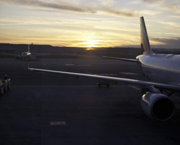 Alertă pe Otopeni. Un avion cu 180 de pasageri încearcă revenirea pe aeroport, din cauza unor probleme tehnice Alertă pe Otopeni. Un avion cu 180 de pasageri încearcă revenirea pe aeroport, din cauza unor probleme tehnice