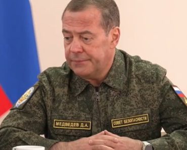 Medvedev, îmbrăcat în uniformă militară, aruncă în aer negocierile de pace: „Aspecte privind teritoriile și parametrii demilitarizării”