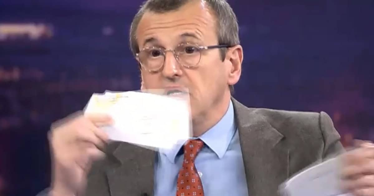 Un fost consilier prezidențial și-a rupt diploma de doctor, în direct, la Digi24. „Diplomele de doctorat au ajuns o povară”
