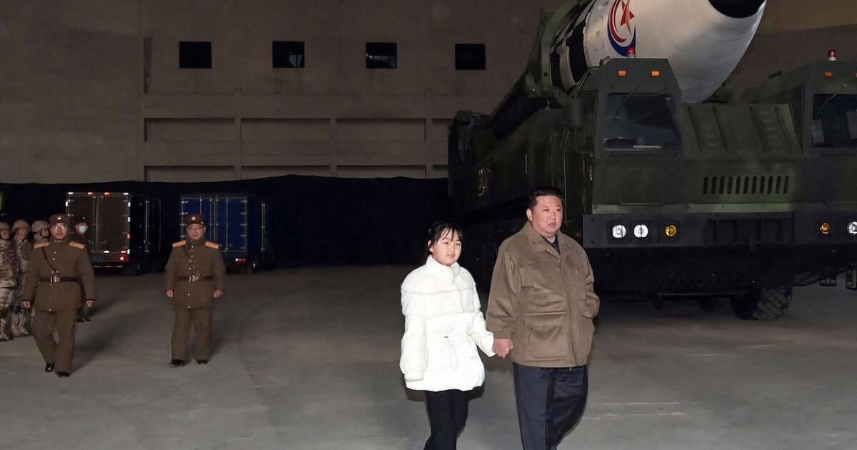 Kim Jong-un și-a numit fiica în vârstă de 13 ani în funcția de „director general” al armelor nucleare din Coreea de Nord (presă)