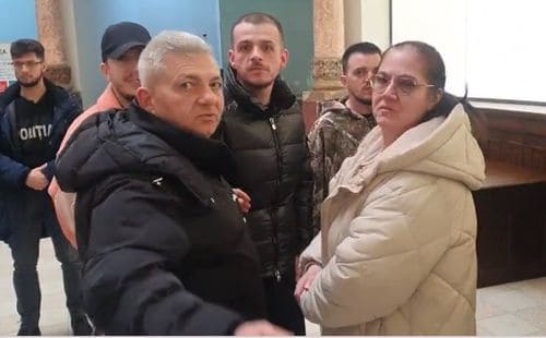 „Ce filmezi, mă? Ce filmezi, mă?” » Arestații din „dosarul Păulești” au declanșat un scandal-monstru pe holurile Judecătoriei Ploiești + Nepoata lui Florin Salam, printre agresori