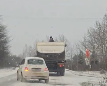 „Deszăpezire” ca în Evul Mediu la Ploiești: Doi bărbați dau cu lopata din bena unui camion în mers, sub privirile șoferilor