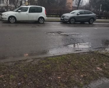 Dezastru pe străzile din Ploiești: craterele adânci pline cu apă, inamicul jantelor! Dezastru pe străzile din Ploiești: craterele adânci pline cu apă, inamicul jantelor!