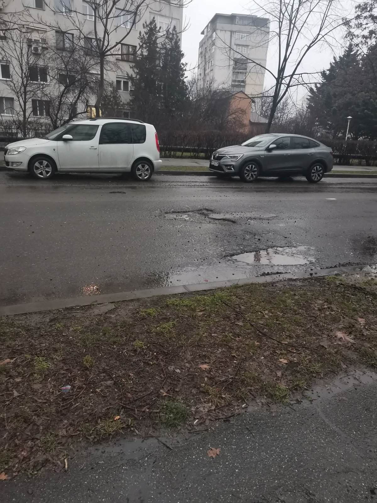 Dezastru pe străzile din Ploiești: craterele adânci pline cu apă, inamicul jantelor! Dezastru pe străzile din Ploiești: craterele adânci pline cu apă, inamicul jantelor!