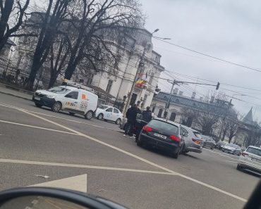 Ziua și accidentul, în intersecția de la LMV. Un Audi a intrat în plin într-un Renault care venea dinspre str. Mărășești Ziua și accidentul, în intersecția de la LMV. Un Audi a intrat în plin într-un Renault care venea dinspre str. Mărășești