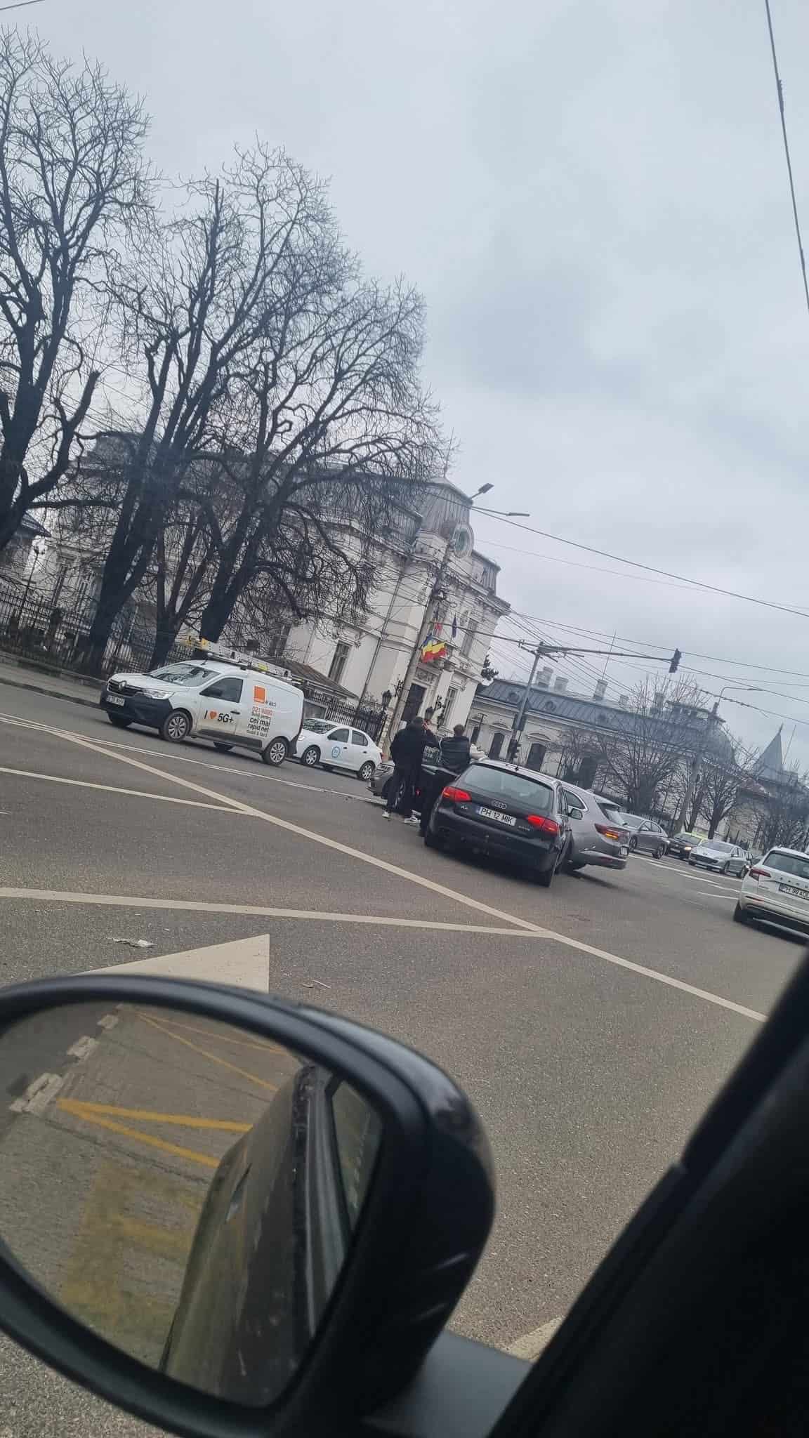 Ziua și accidentul, în intersecția de la LMV. Un Audi a intrat în plin într-un Renault care venea dinspre str. Mărășești Ziua și accidentul, în intersecția de la LMV. Un Audi a intrat în plin într-un Renault care venea dinspre str. Mărășești