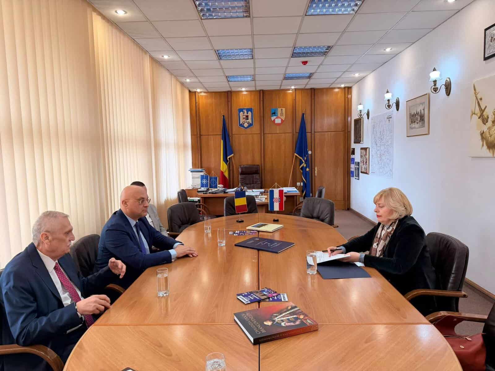Prefectul Daniel Nicodim a discutat cu ambasadorul Croației despre investiții și promovarea turismului din Prahova