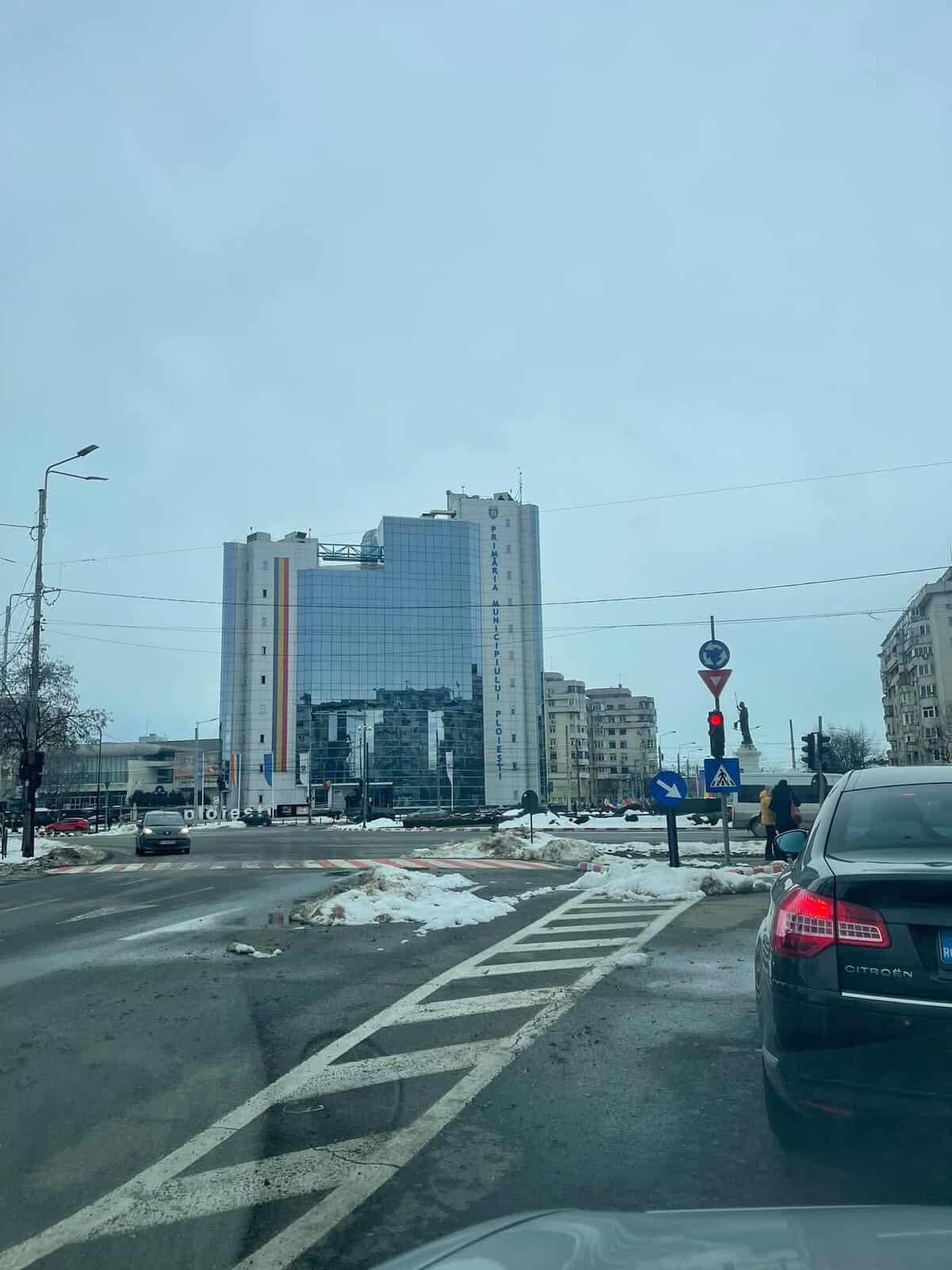 Jenant! Maldăr de zăpadă, lăsat pe banda de circulație, la doi pași de Primărie