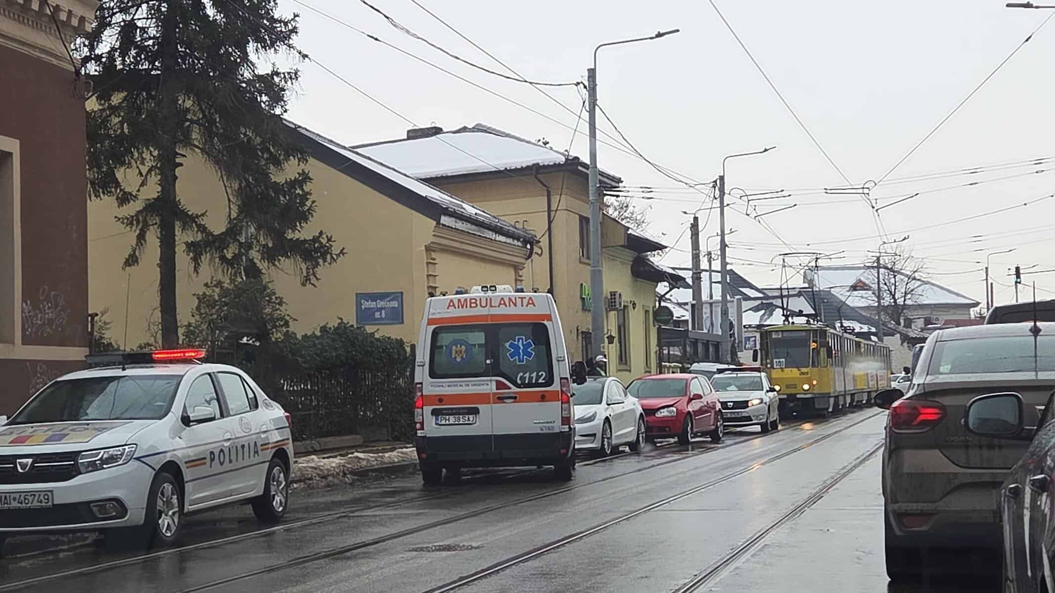Accident în Ploiești, pe Ștefan Greceanu. Circulația tramvaielor este blocată