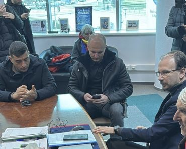 Protest AUR în fața Primăriei Ploiești. George Simion a mers peste primarul Mihai Polițeanu