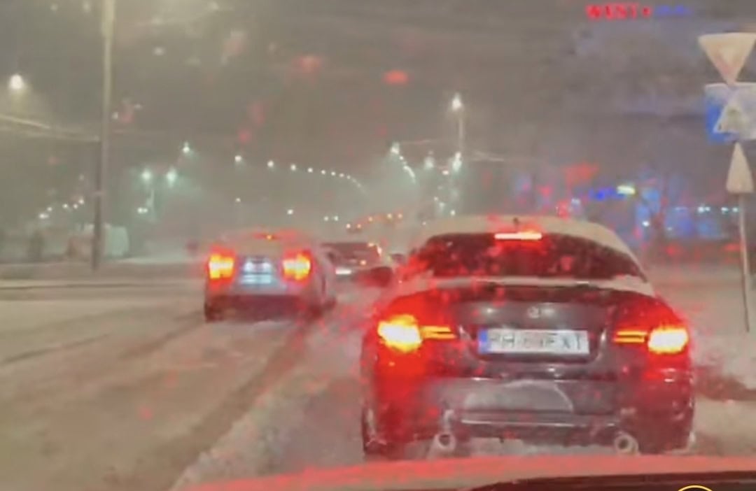 HAOS ÎN PLOIEȘTI! Trafic blocat pe podul de la Vest. Mașinile derapează la greu, în tot orașul! HAOS ÎN PLOIEȘTI! Trafic blocat pe podul de la Vest. Mașinile derapează la greu, în tot orașul!