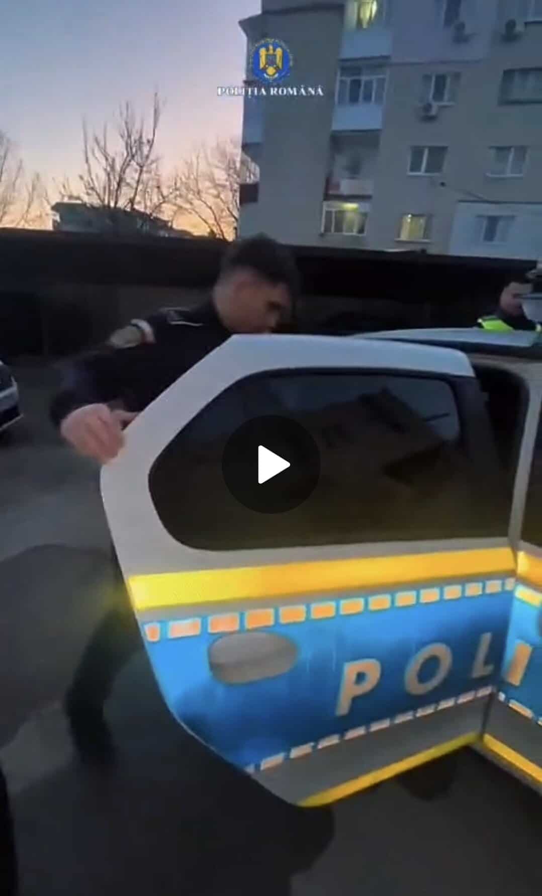 Băicoi/ Tânără băută și fără permis a lovit două mașini parcate, apoi a schimbat locul la volan cu un tânăr tot băut și fără permis care a ajuns cu autoturismul în șanț