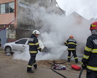 O mașină a luat foc la Blejoi. O persoană lucra la ea cu bormașina O mașină a luat foc la Blejoi. O persoană lucra la ea cu bormașina