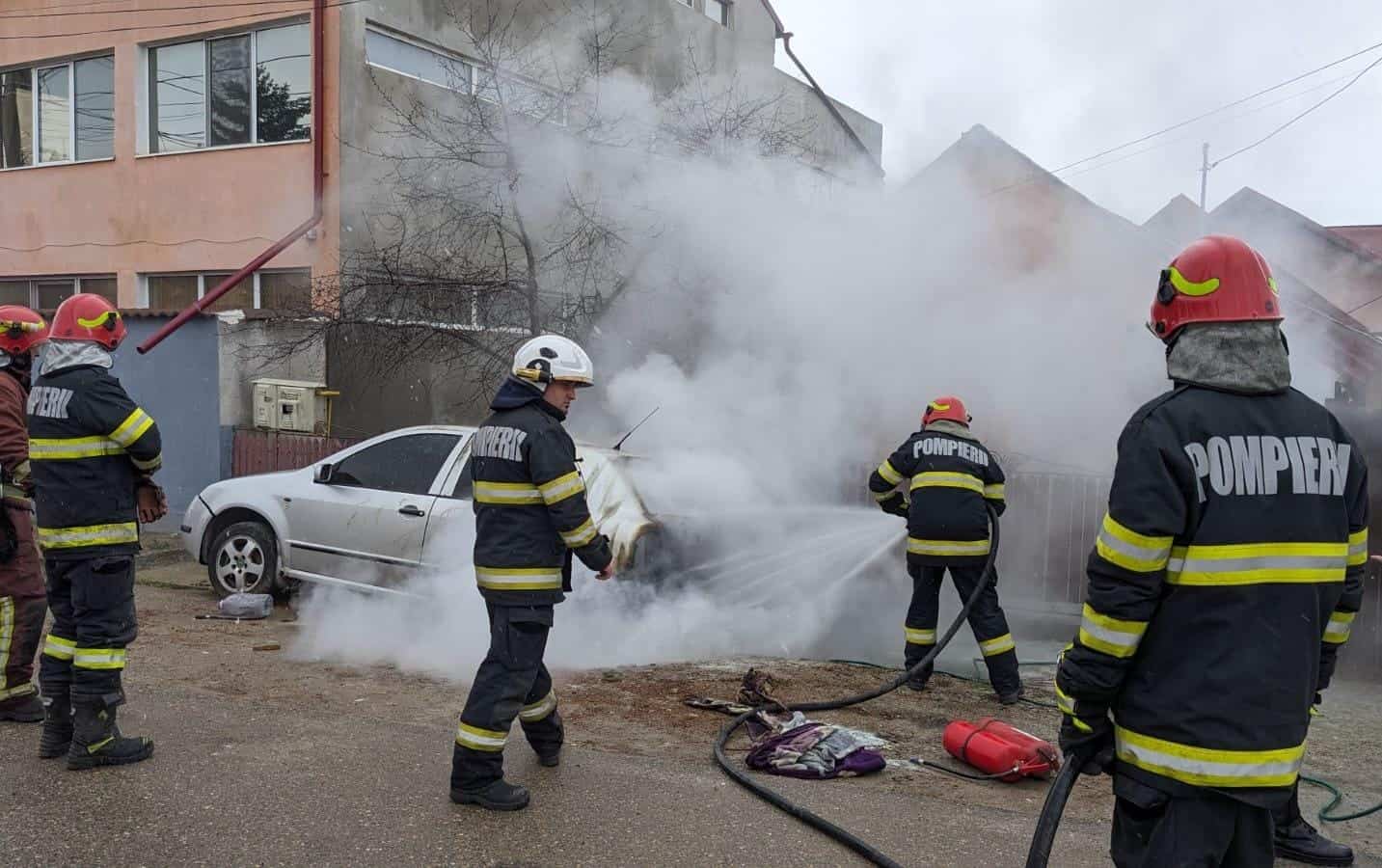 O mașină a luat foc la Blejoi. O persoană lucra la ea cu bormașina