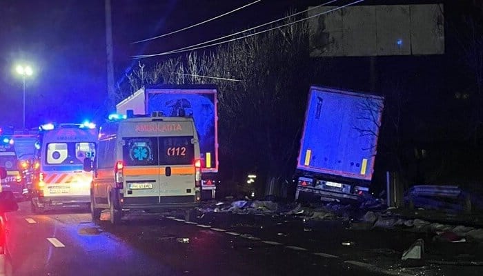 Victimă încarcerată azi-noapte, după un accident cu două TIR-uri produs pe DN1, la Băicoi