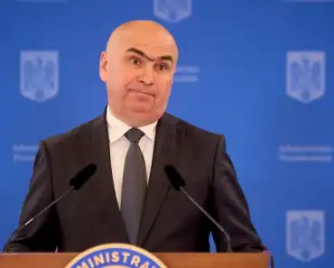 Miroase a comunism/ Într-o țară cu granițe deschise, Bolojan vrea ca absolvenţii de medicină să rămână în România: „Ai o obligaţie faţă de ţara asta”