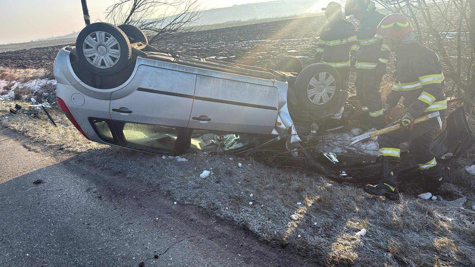 FOTO: O șoferiță de 25 de ani s-a răsturnat cu mașina pe drumul Bucov-Plopu FOTO: O șoferiță de 25 de ani s-a răsturnat cu mașina pe drumul Bucov-Plopu