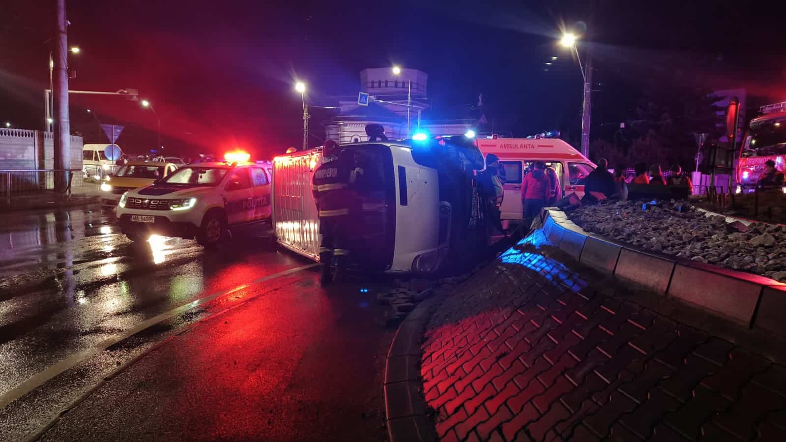 Un microbuz s-a răsturnat la Valea Călugărească, pe DN 1B. În mașină erau nouă oameni