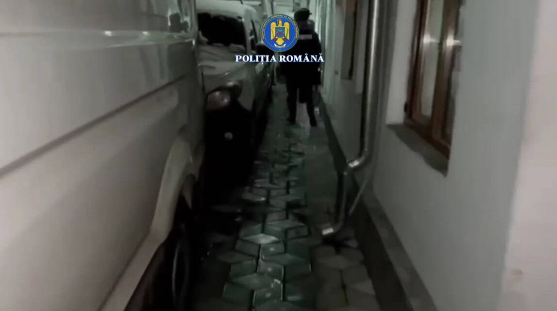 VIDEO: Percheziții în Ploiești. Un bărbat care se dădea polițist acționa pentru violatorul unei minore arestat. Fata, constrânsă să-și schimbe declarația VIDEO: Percheziții în Ploiești. Un bărbat care se dădea polițist acționa pentru violatorul unei minore arestat. Fata, constrânsă să-și schimbe declarația