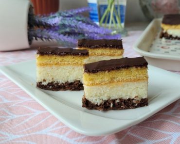 Desert prajitura cu crema de cocos si blaturi in doua culori Desert prajitura cu crema de cocos si blaturi in doua culori