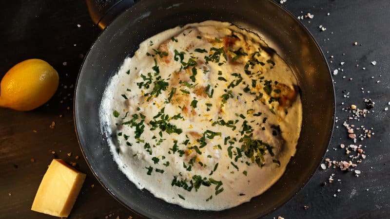 Pui cu sos de lămâie și parmezan – Rețeta plină de savoare Pui cu sos de lămâie și parmezan – Rețeta plină de savoare