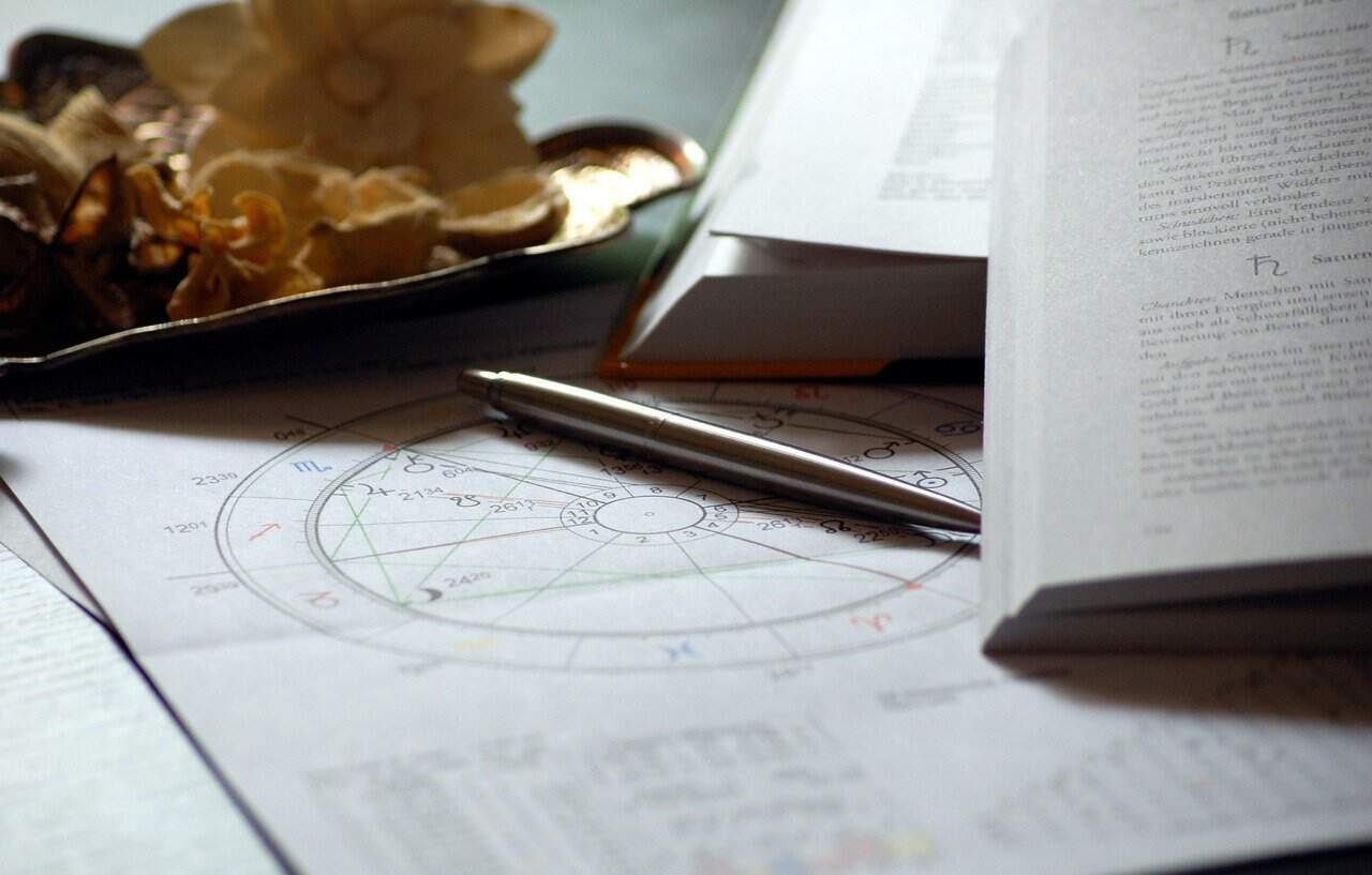 Horoscop luni, 9 martie. Tensiuni în casă pentru Gemeni, bani mulți pentru Capricorni
