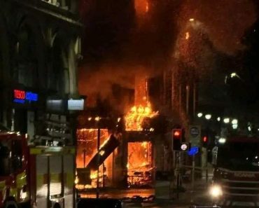 Incendiu devastator la o gară importantă! Clădirea s-a prăbușit și toate trenurile au fost anulate Incendiu devastator la o gară importantă! Clădirea s-a prăbușit și toate trenurile au fost anulate