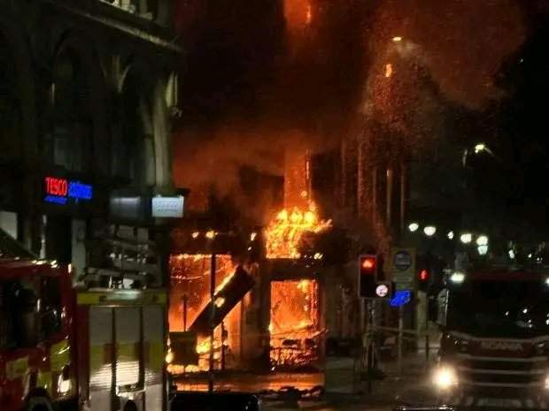 Incendiu devastator la o gară importantă! Clădirea s-a prăbușit și toate trenurile au fost anulate
