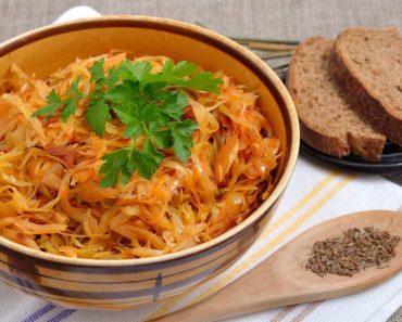 Varză călită cu cartofi, pregătită după o rețetă poloneză. Se prepară simplu și rapid