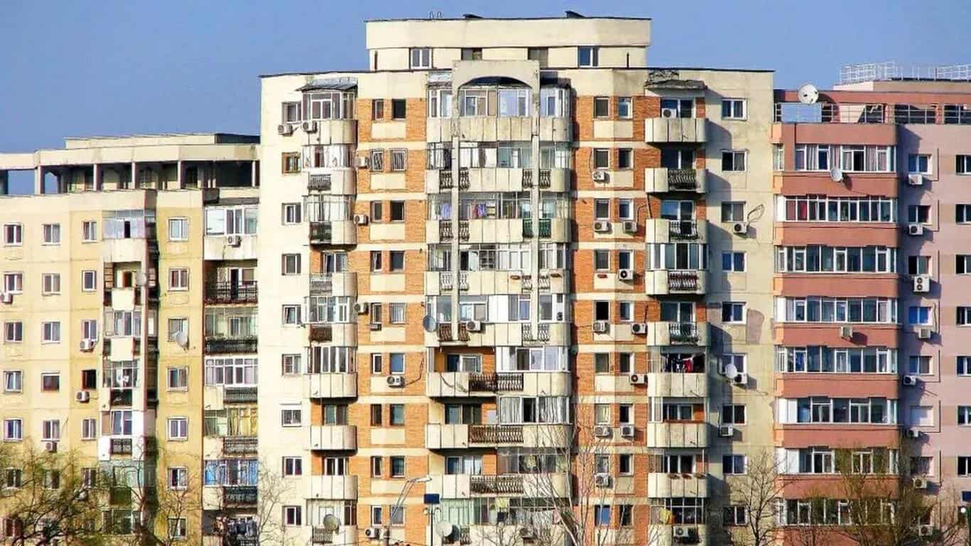 Viitorul blocurilor comuniste. Ce se va întâmpla cu apartamentele construite între 1945 și 1989 și cum văd românii soarta lor
