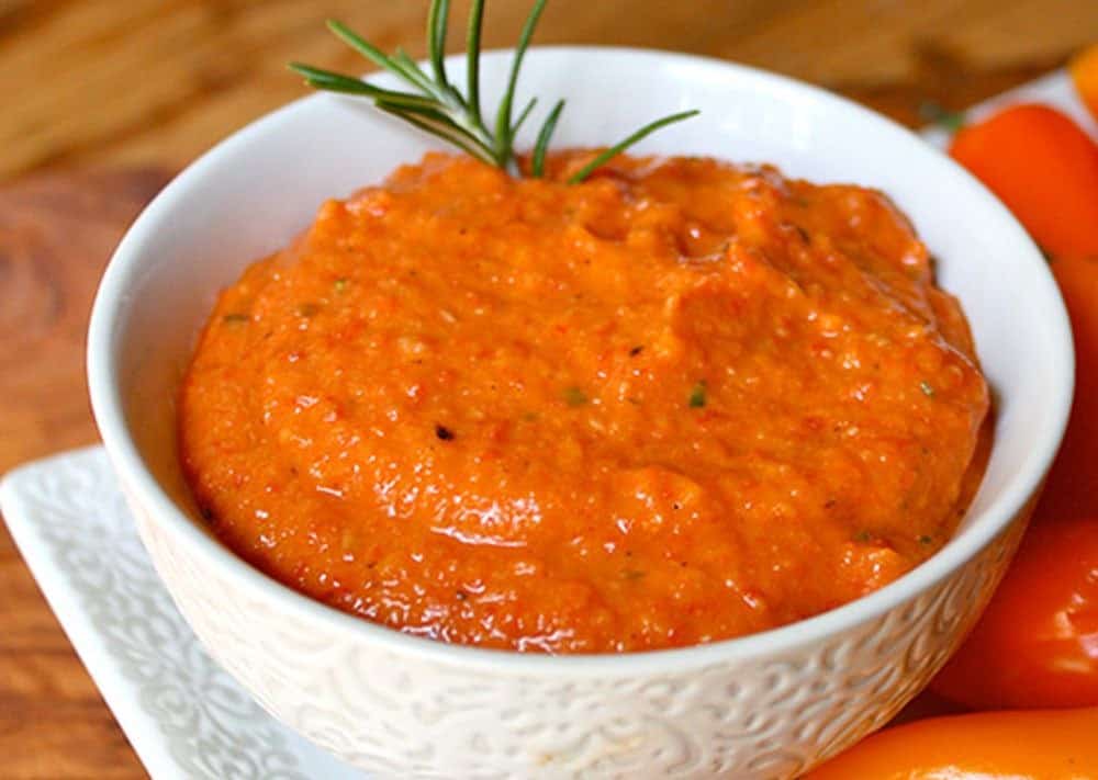 Cum se prepară pasta de fasole cu ardei copți. „Sățioasă, plină de savoare și gata în mai puțin de 10 minute”