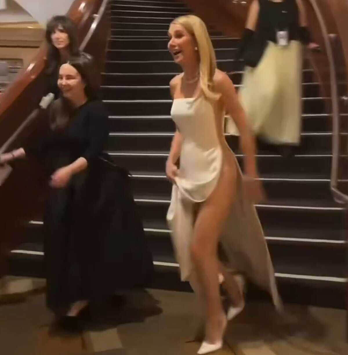 Momentul de la Oscaruri în care lumea și-a ținut respirația: rochia lui Gwyneth Paltrow a luat-o razna