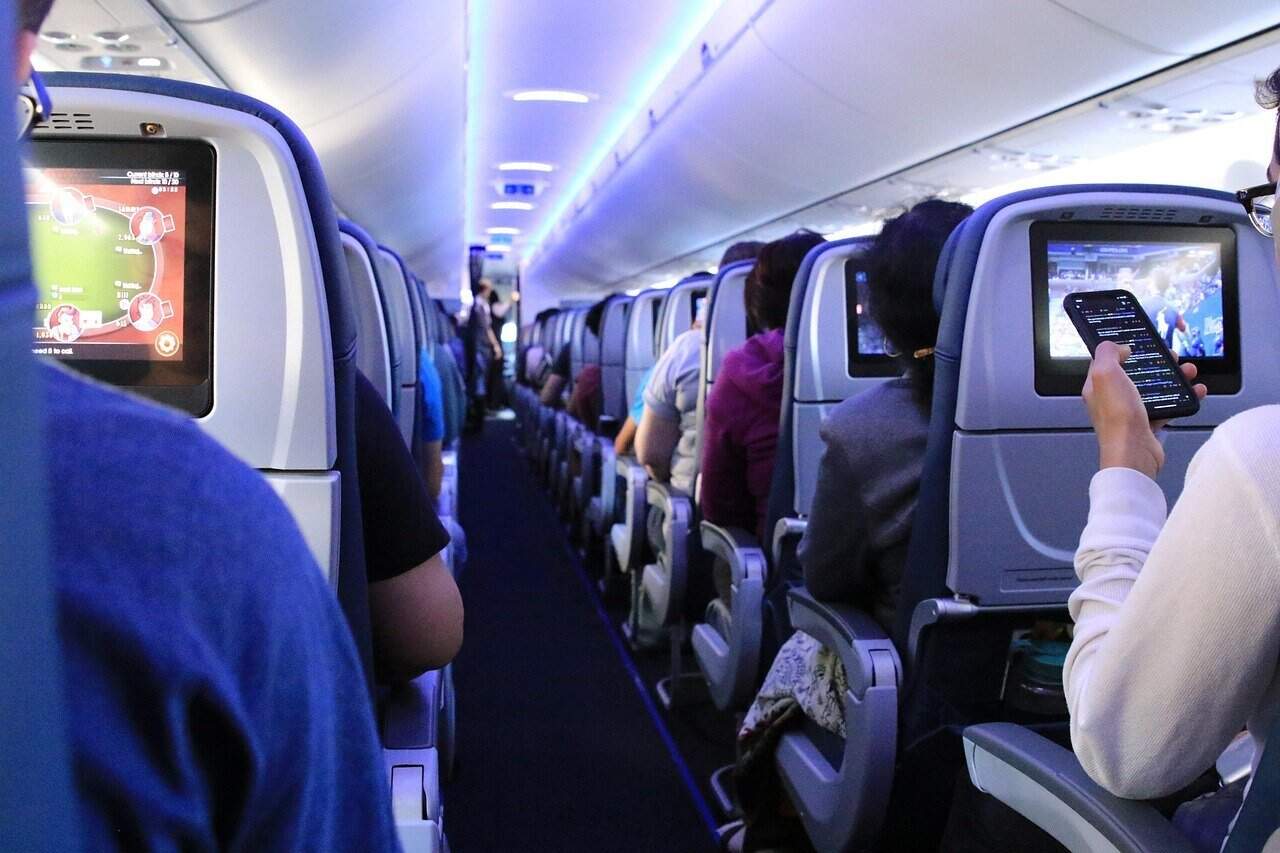 O pasageră din România a devenit virală după ce a dezvăluit ce gustare a primit la bordul unui avion: „Una pentru decolare, una pentru aterizare”