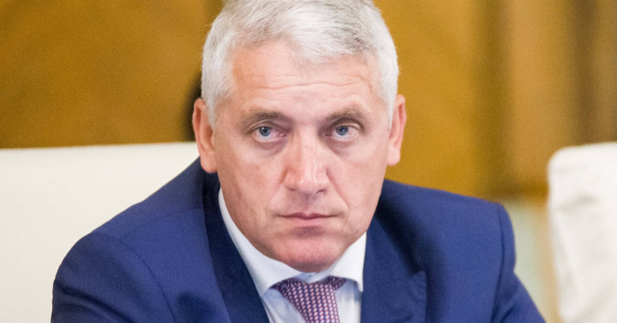 Angajatul AEP acuzat că era în Dubai în concediu medical a demisionat. Instituția: „Demisia nu îl scapă de răspundere”