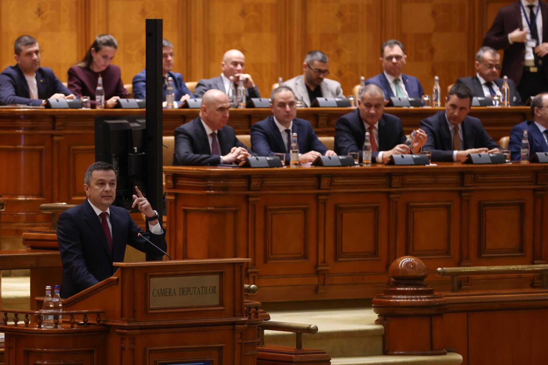 Bugetul, dezbătut în Parlament până dimineața. Grindeanu, atacuri la Bolojan. Ce prevede proiectul modificat. Mesajele USR, UDMR și AUR