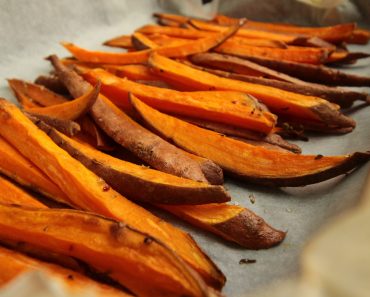 Rețeta perfectă pentru cartofi dulci copți. Crocanți la exterior, moi și caramelizați în interior