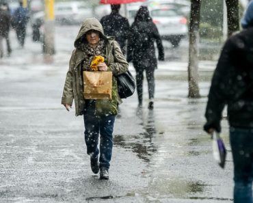 Meteorologii au emis o informare de ploi, vânt puternic și ninsori. Care sunt zonele vizate și cum va fi vremea în București