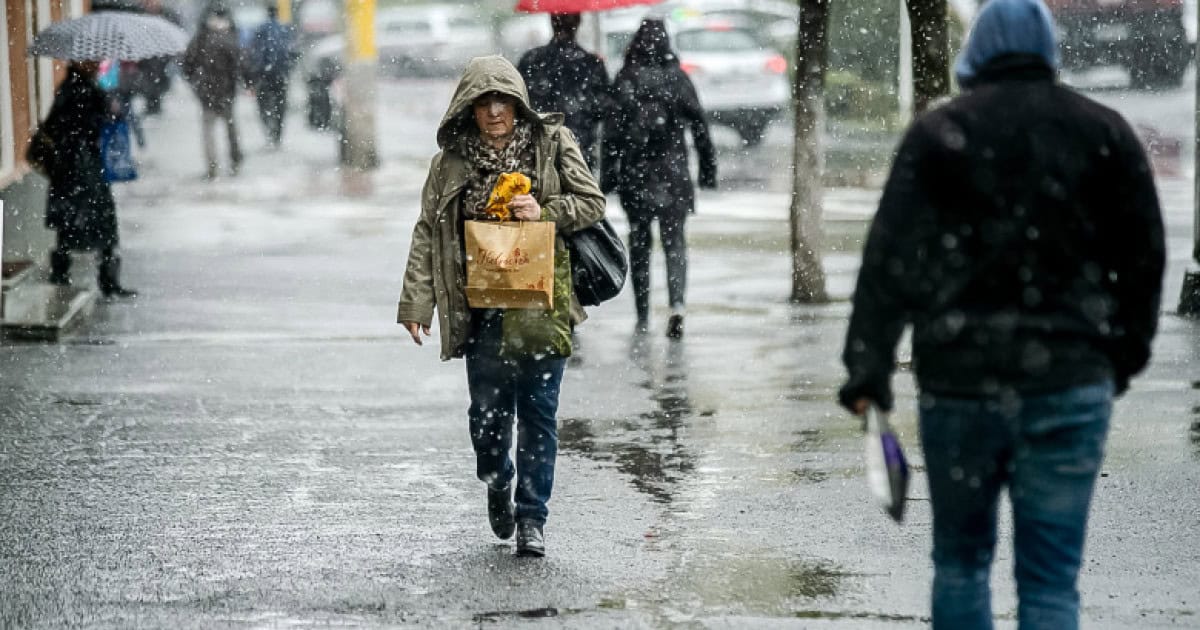 Meteorologii au emis o informare de ploi, vânt puternic și ninsori. Care sunt zonele vizate și cum va fi vremea în București