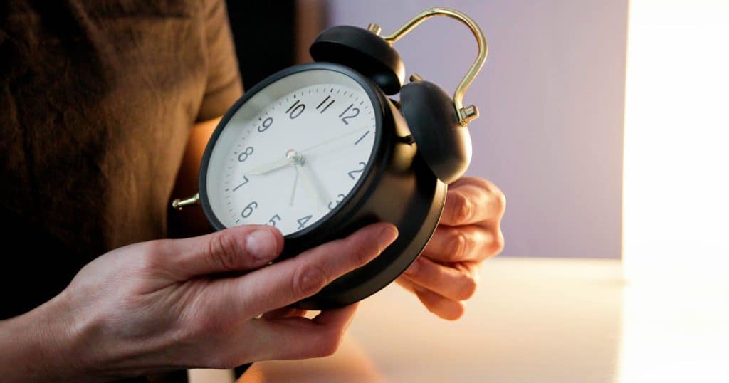 Trecem la ora de vară 2026: Cum se modifică ceasurile în această noapte și ce presupune schimbarea