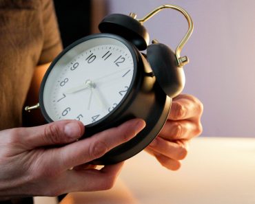 Trecem la ora de vară 2026: Cum se modifică ceasurile în această noapte și ce presupune schimbarea