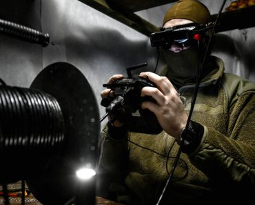 Momentul în care o dronă ucraineană lovește locomotiva unui tren care transporta provizii pentru armata rusă