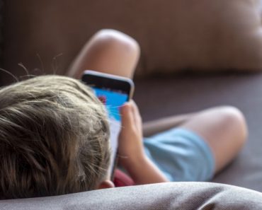 Studiu: Copiii care petrec peste trei ore pe zi pe rețelele sociale sunt mai predispuși la anxietate și depresie în adolescență