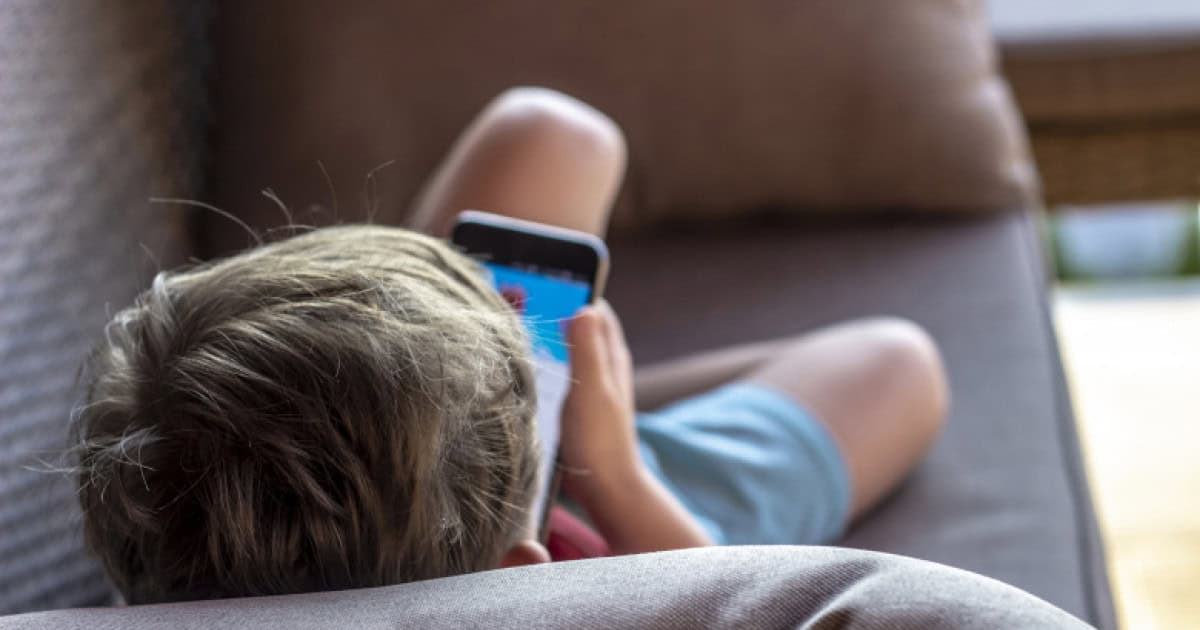 Studiu: Copiii care petrec peste trei ore pe zi pe rețelele sociale sunt mai predispuși la anxietate și depresie în adolescență