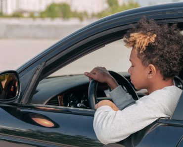 Copil de 11 ani, la volan pe drumurile din Dâmbovița! La semnalul poliției, s-a conformat și a oprit