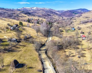 O comună din România, luată cu asalt. Familii întregi vin de la sute de kilometri și vor să se mute aici O comună din România, luată cu asalt. Familii întregi vin de la sute de kilometri și vor să se mute aici