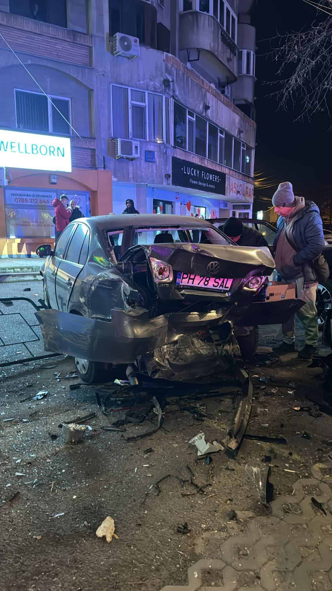 Accident grav, sâmbătă seara, în Ploiești. O mașină a intrat într-un copac, în giratoriul de la Caraiman Accident grav, sâmbătă seara, în Ploiești. O mașină a intrat într-un copac, în giratoriul de la Caraiman