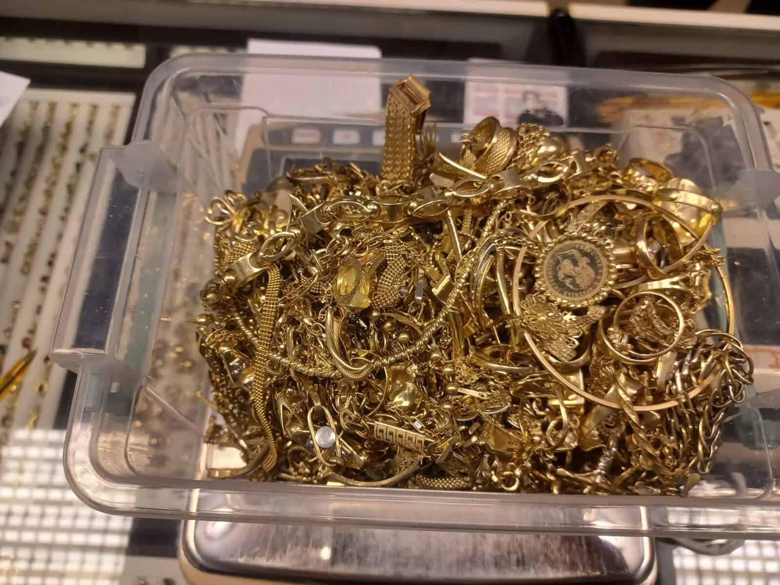 ANAF a confiscat 68,93 milioane de lei de la o casă de schimb valutar, 21 kg bijuterii din aur și suma de 1,37 milioane lei provenită din vânzarea unor lingouri de aur de la o casă de amanet